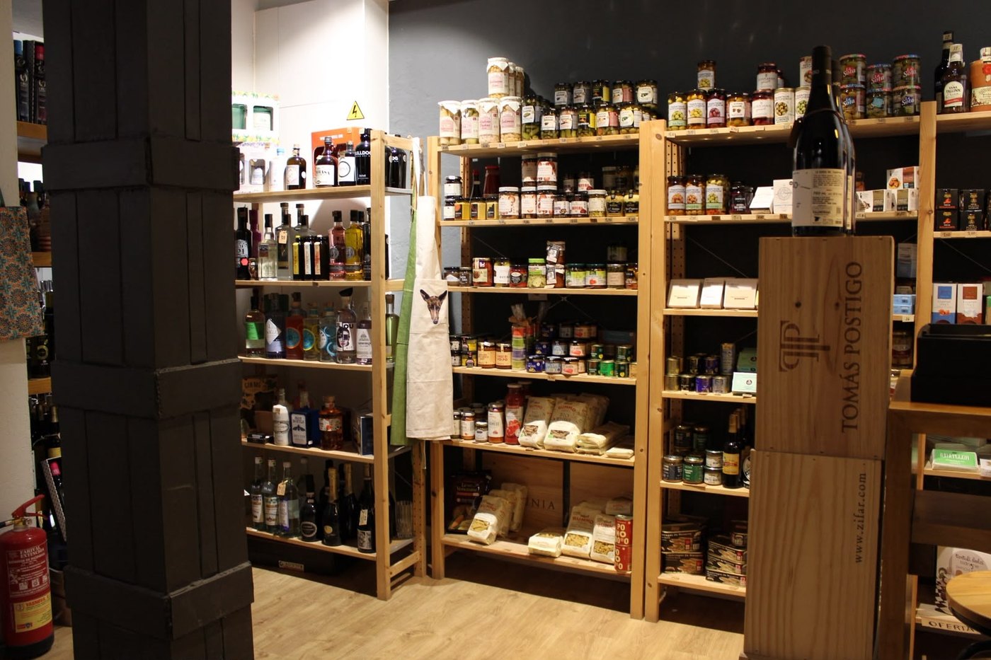 Les rayons d'épicerie : conserves, marinades et spiritueux