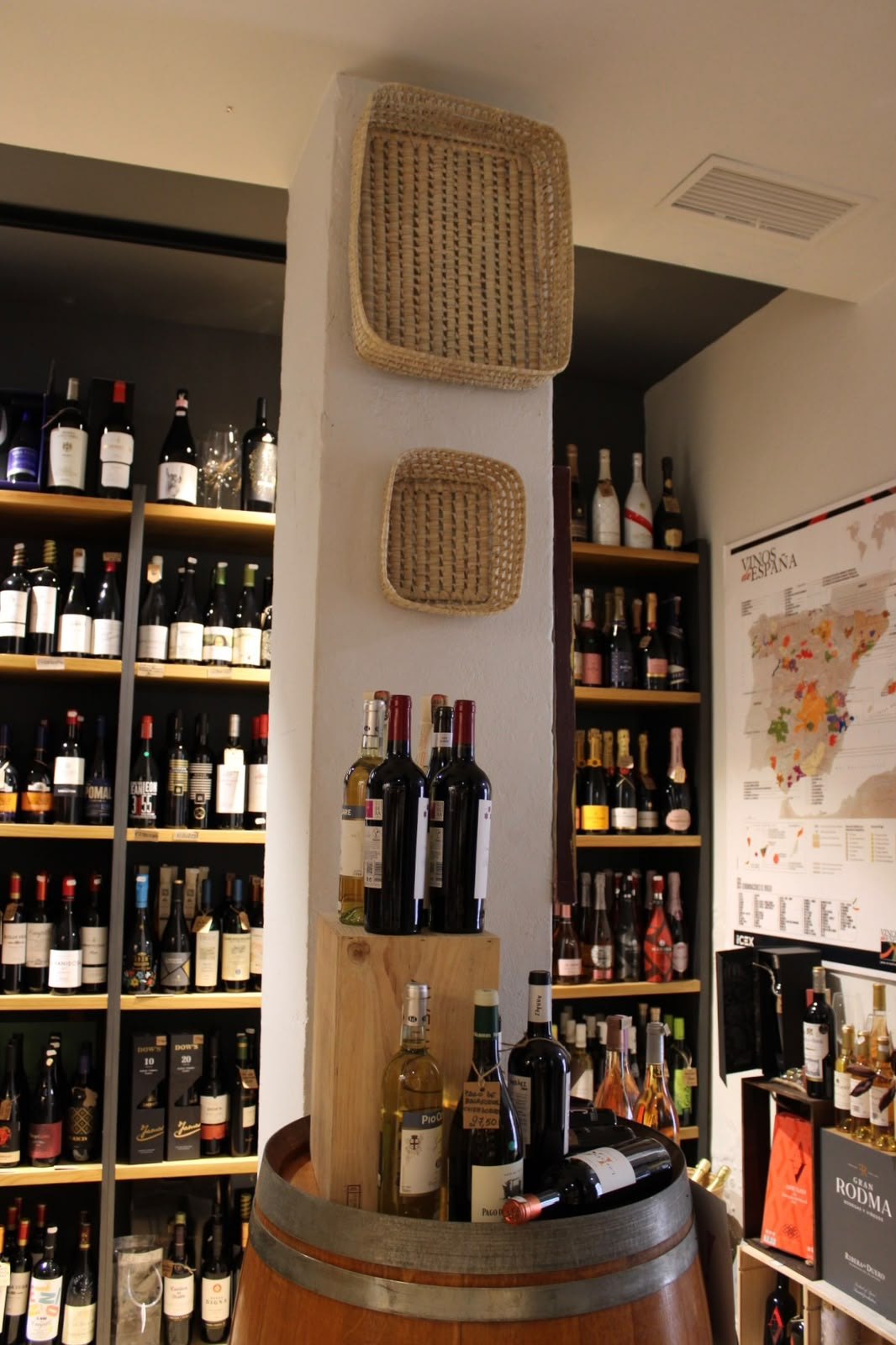 Le mur des vins, avec la carte des appellations espagnoles