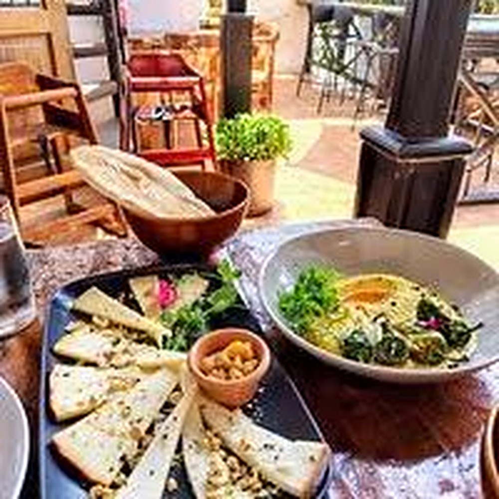 Il tagliere di formaggi e l'hummus, due fissi della casa