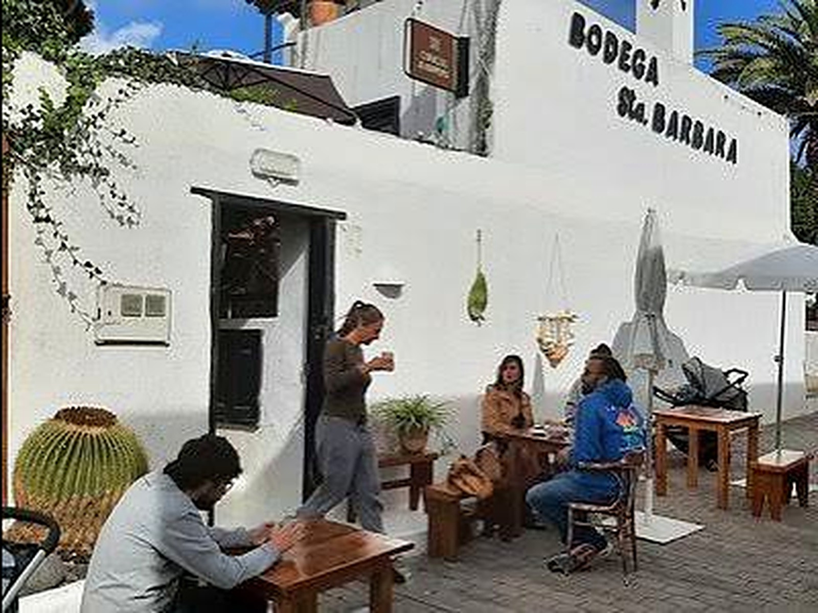 La Bodega Santa Bárbara, il tavolo fuori nella Villa de Teguise