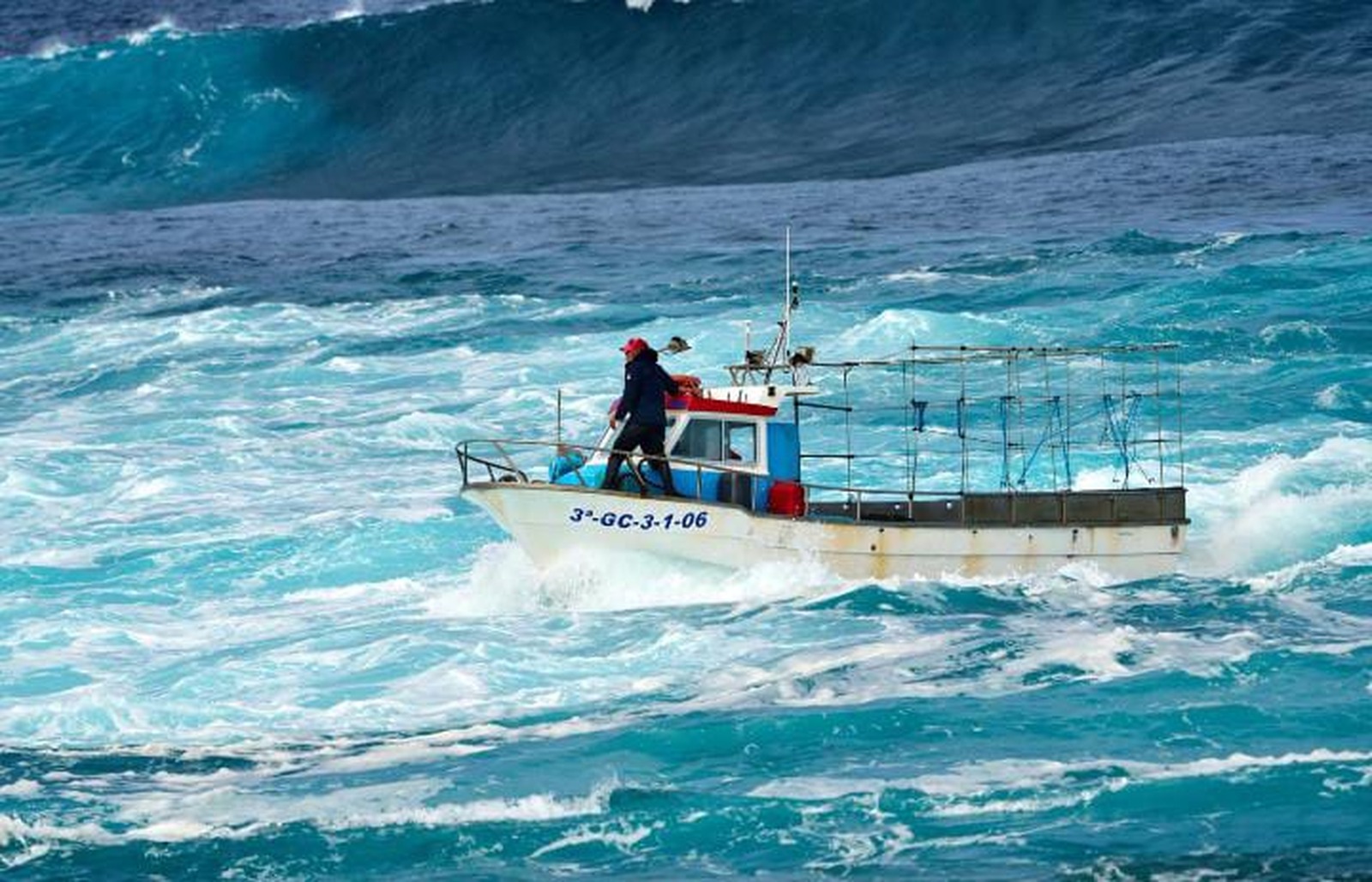 A thousand metres below La Santa lies the red gold: the family fishing the carabineros served to Xi Jinping and the Pope
