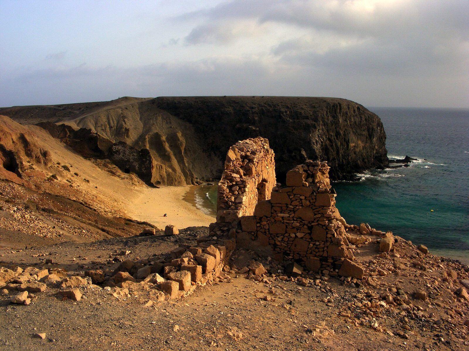 Il mare è a 23 gradi e le spiagge si sono svuotate: ottobre è il mese in cui Lanzarote si tiene per sé